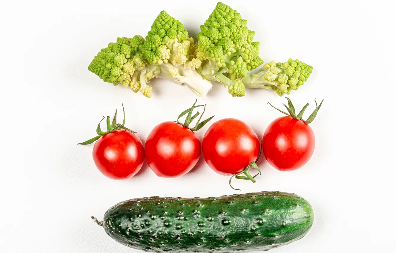 Фото обои огурец, белый фон, овощи, помидоры, брокколи