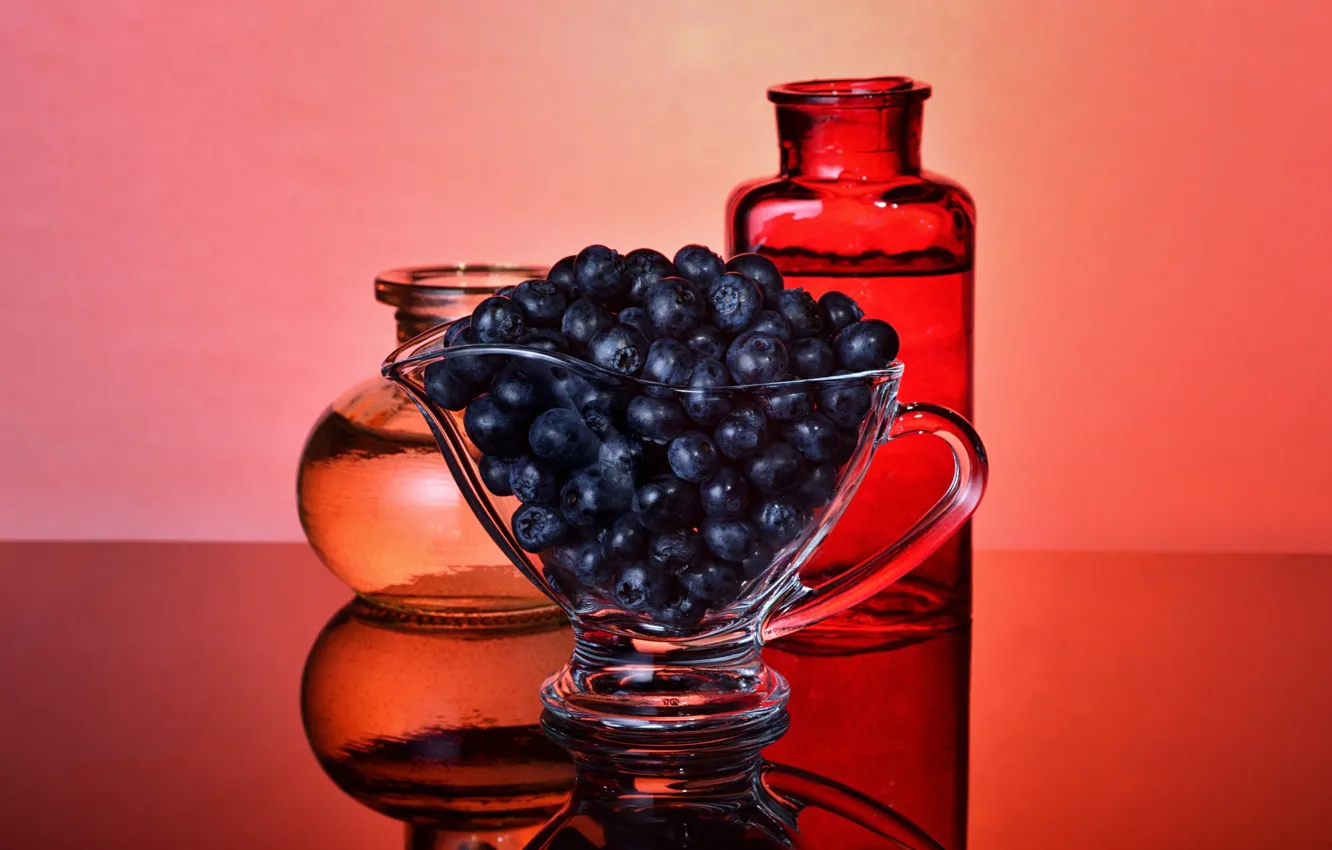 Фото обои стекло, отражение, ягоды, стол, черника, бутылки, красный фон, голубика