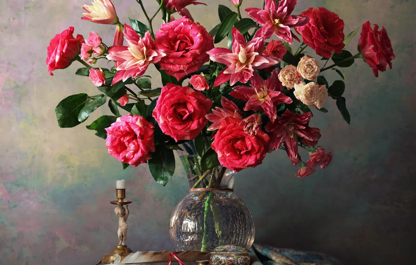 Фото обои цветы, лилии, розы, ткань, ваза, натюрморт, столик, подсвечник