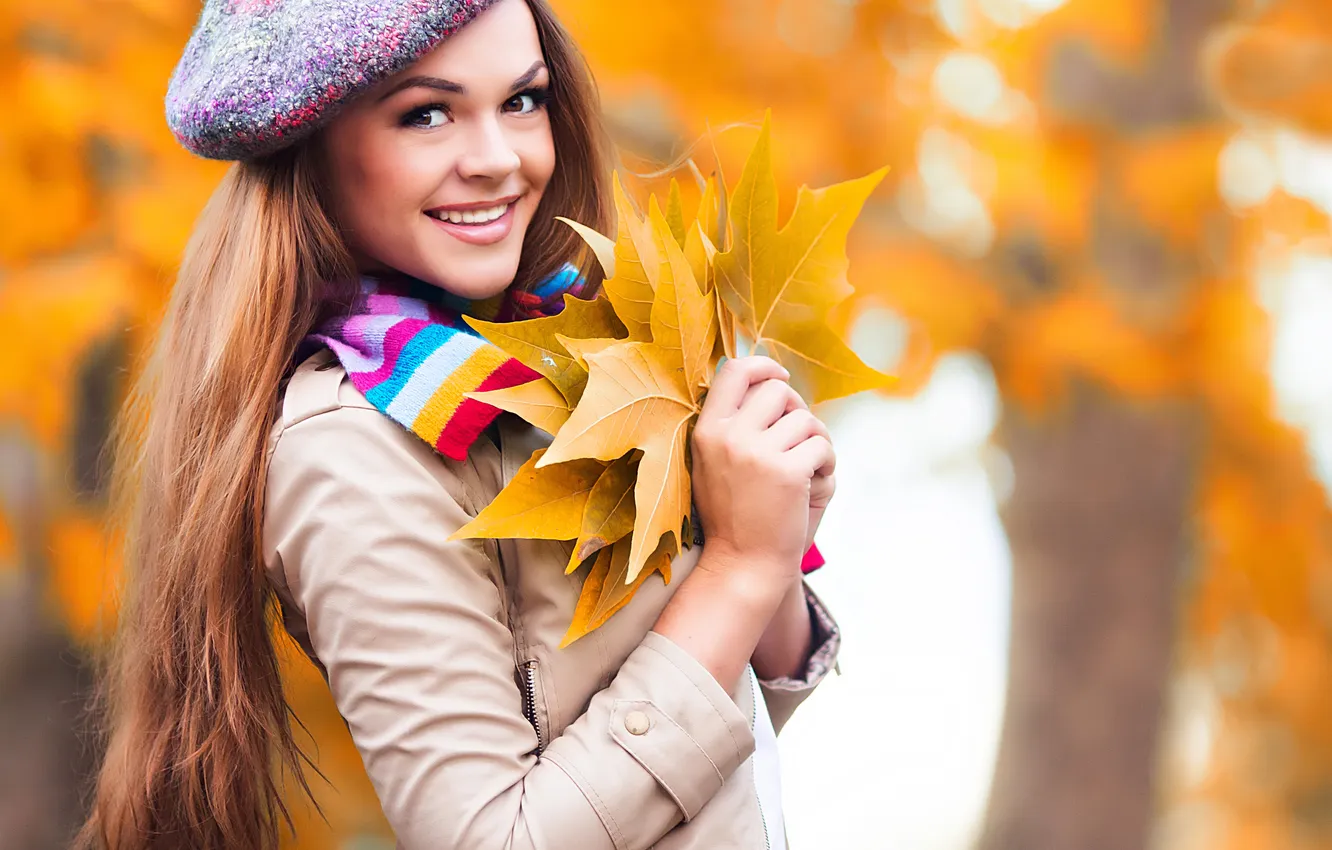 Фото обои осень, взгляд, девушка, лист, волосы, макияж, куртка, красивая