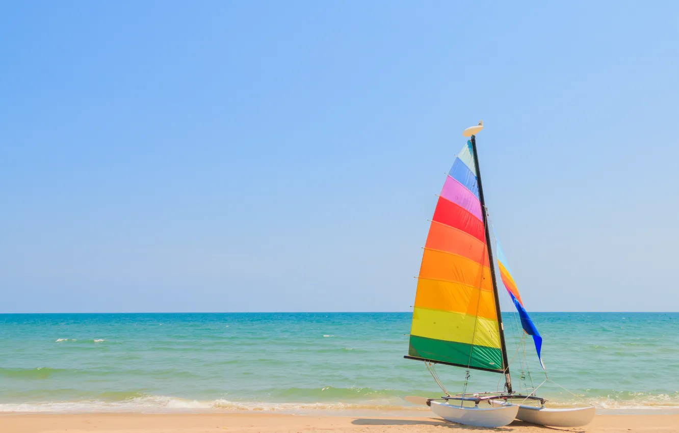 Фото обои песок, море, волны, пляж, лето, небо, лодка, парусник