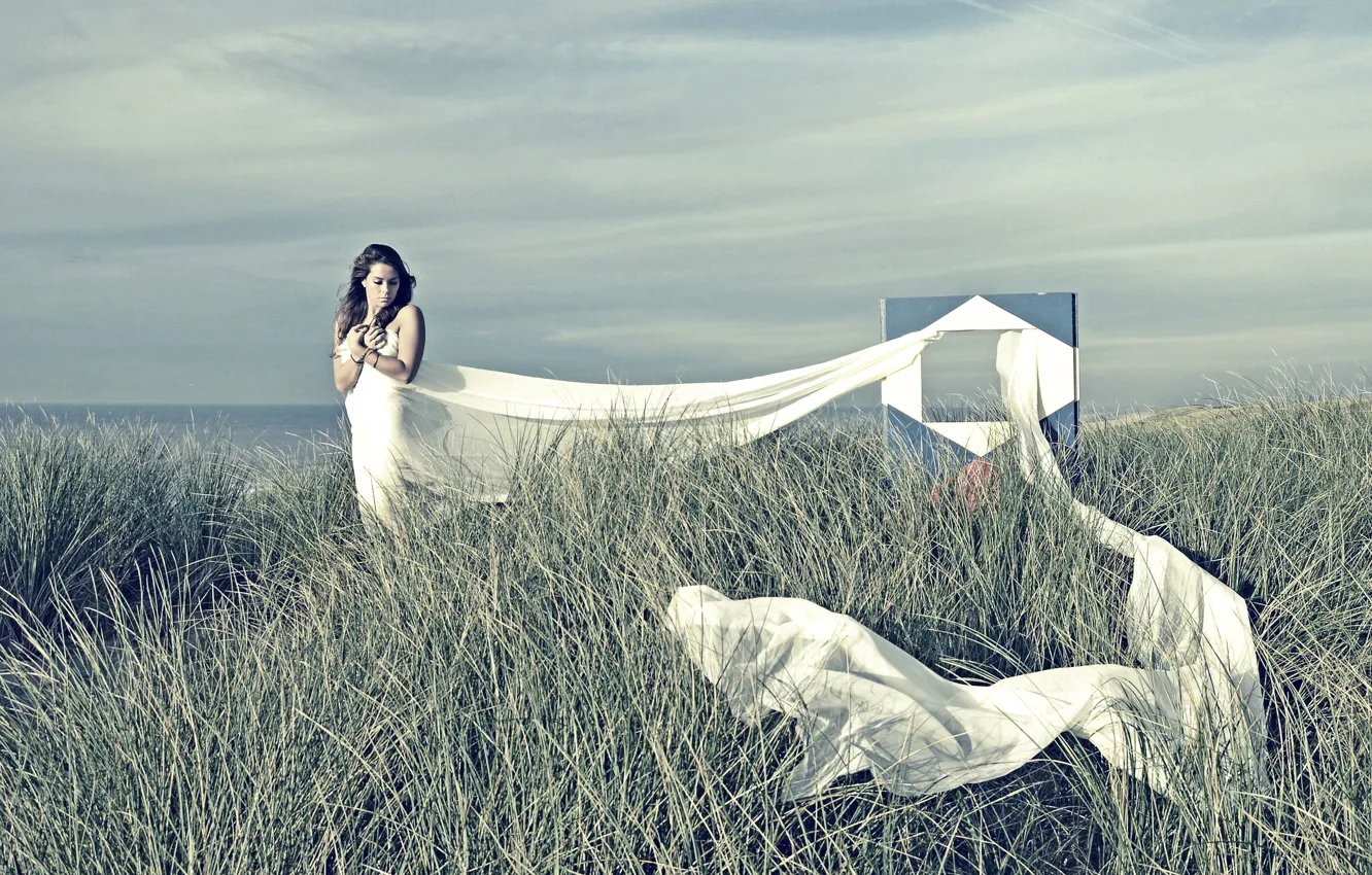 Фото обои небо, трава, девушка, одежда, ткань