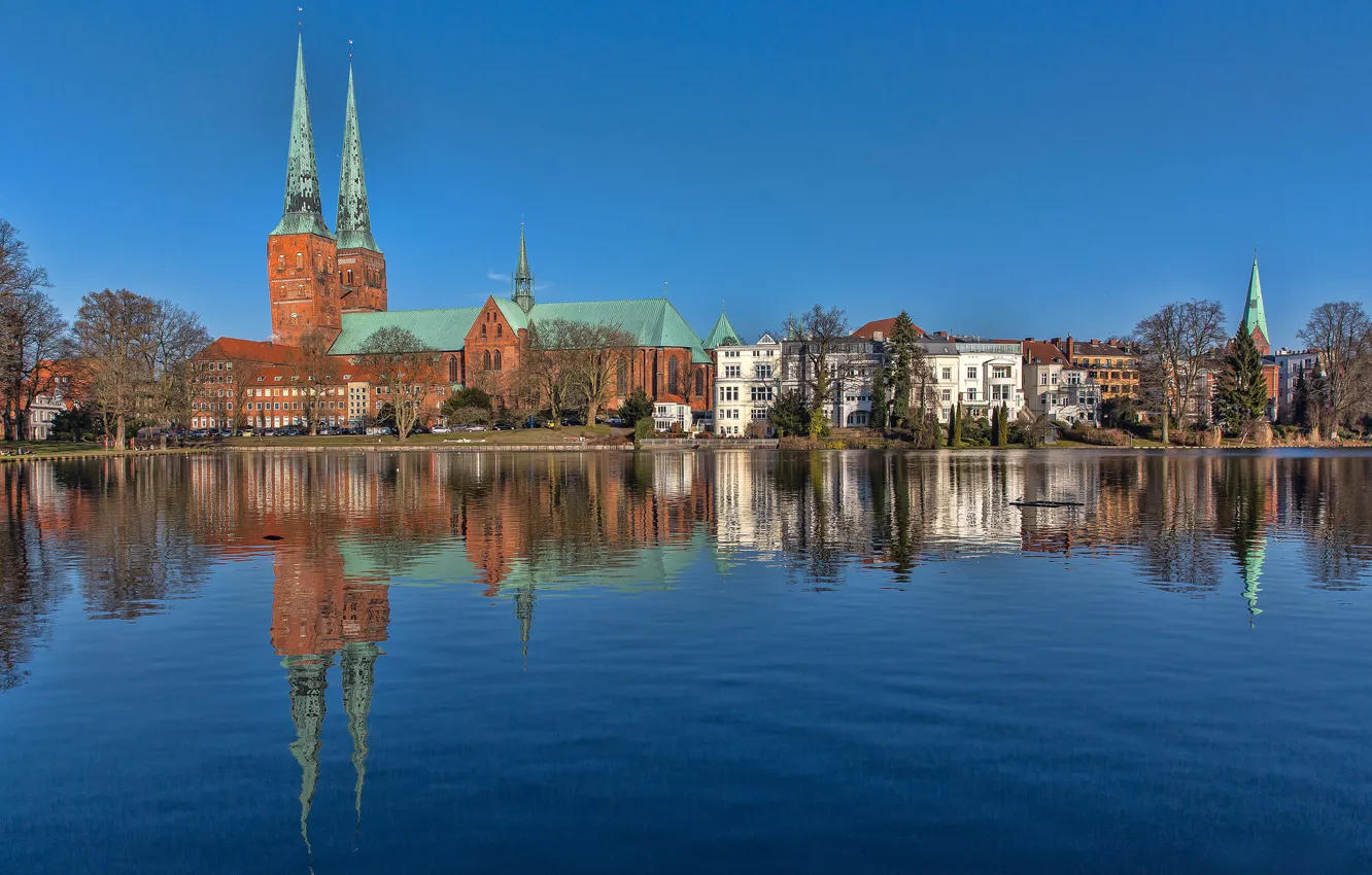 Фото обои небо, отражение, голубой, Германия, зеркало, Любек, Шлезвиг-Гольштейн, Церковь Святой Марии