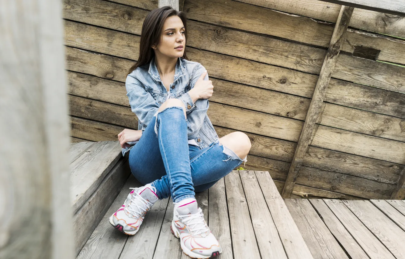 Фото обои girl, young, beautiful, model, jeans, cute, sneakers