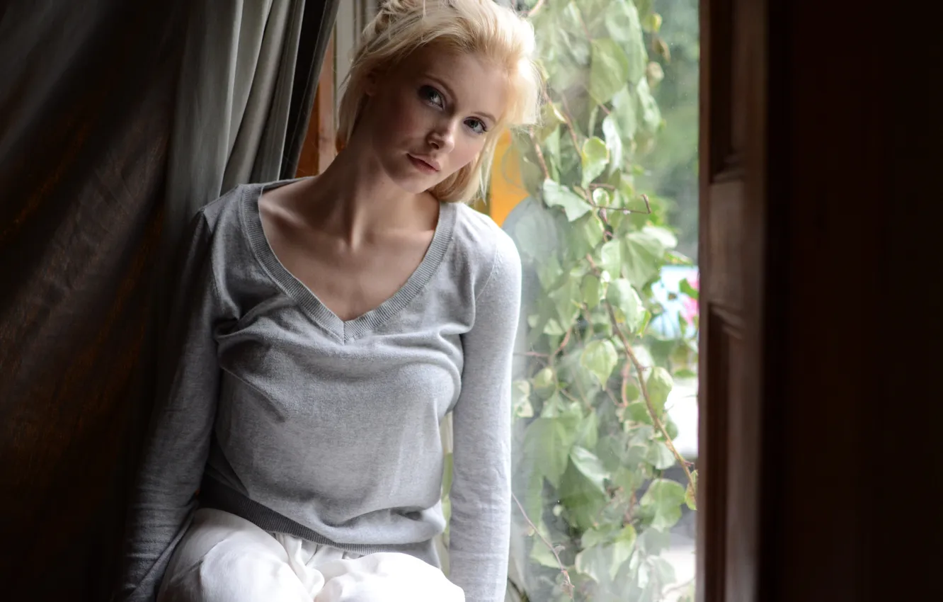 Фото обои взгляд, девушка, окно, блондинка, изящная, темноглазая
