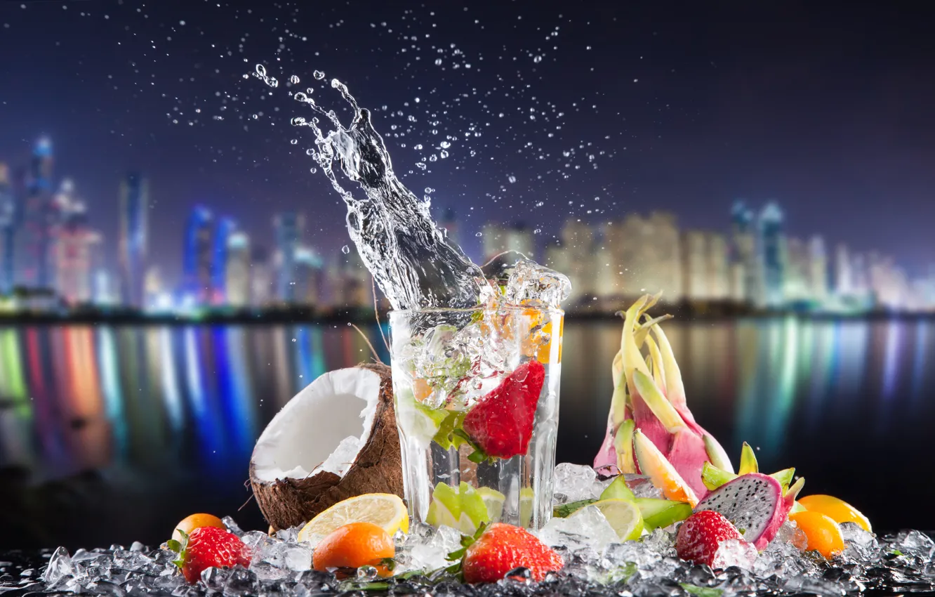Фото обои лед, лимон, кокос, клубника, коктейль, лайм