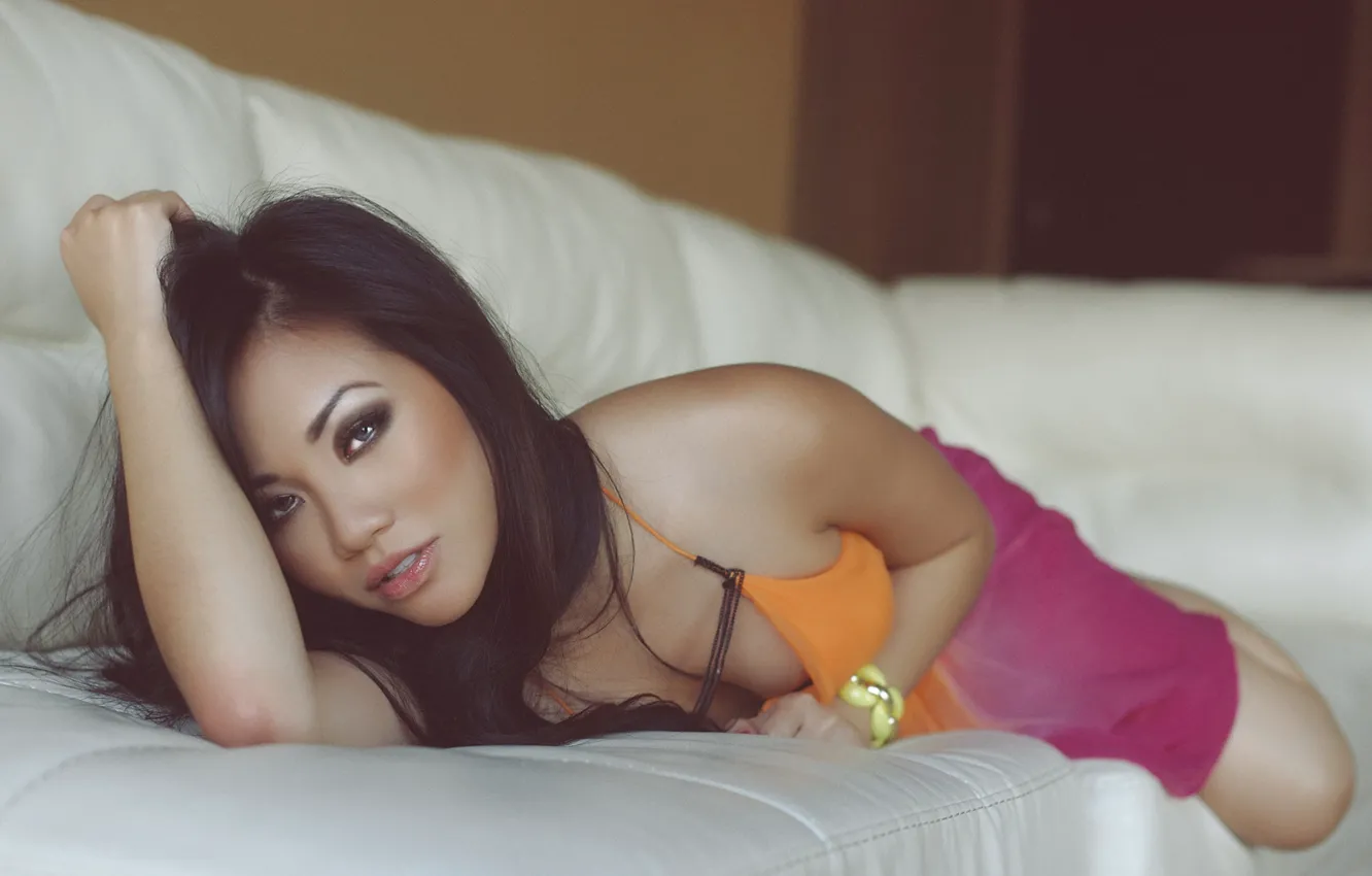 Фото обои грудь, диван, модель, азиатка