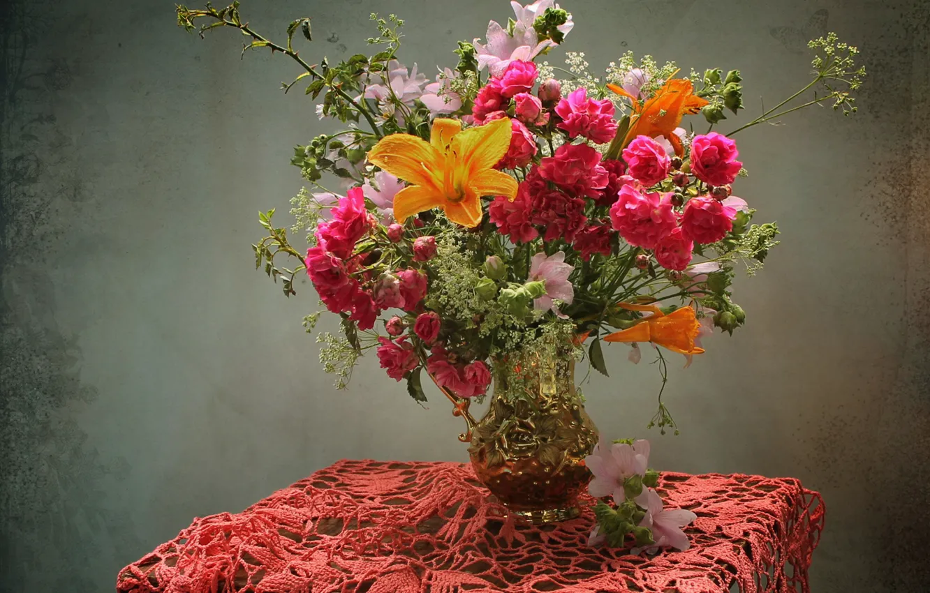 Фото обои стол, лилии, розы, букет, ваза, скатерть
