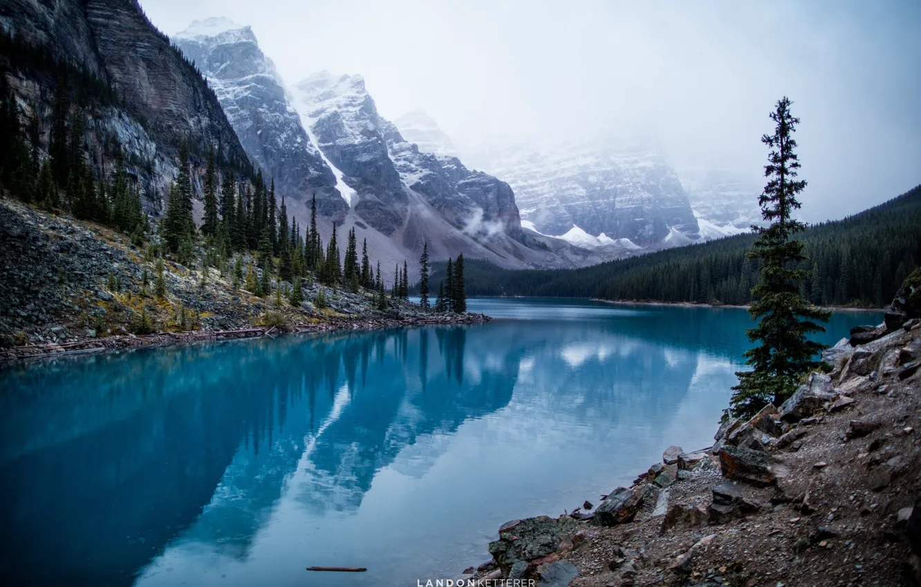 Фото обои лес, горы, озеро, камни, скалы, Канада, Озеро Морейн, Национальный парк Банф