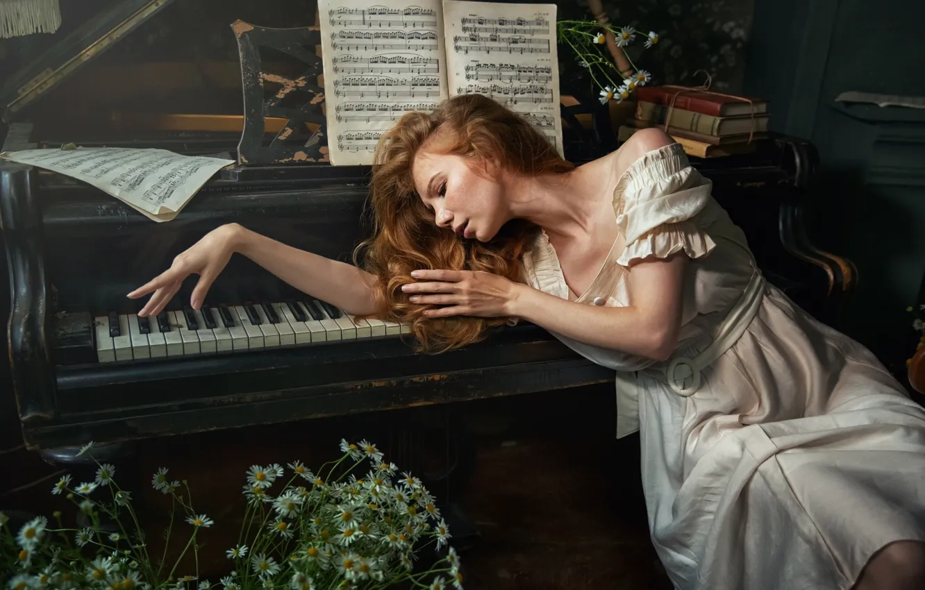 Фото обои девушка, поза, ноты, настроение, руки, платье, рояль, рыжая