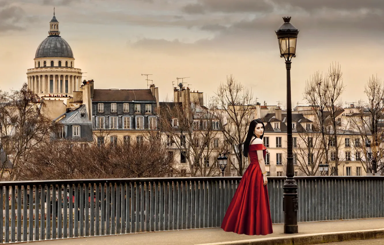 Фото обои девушка, Париж, брюнетка, фонарь, Paris, красное платье, набережная, red dress