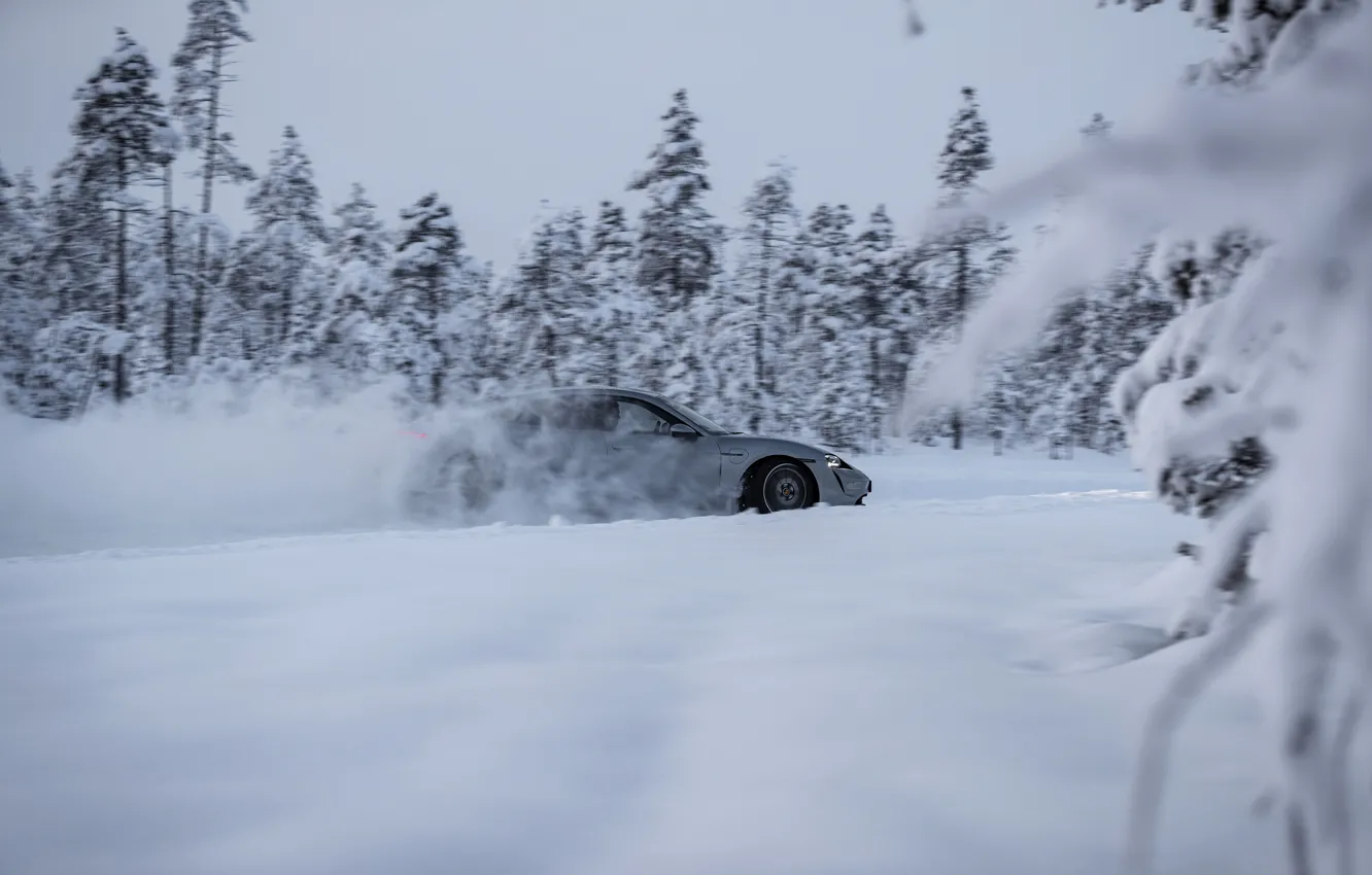 Фото обои снег, серый, движение, Porsche, боком, 2020, Taycan, Taycan 4S
