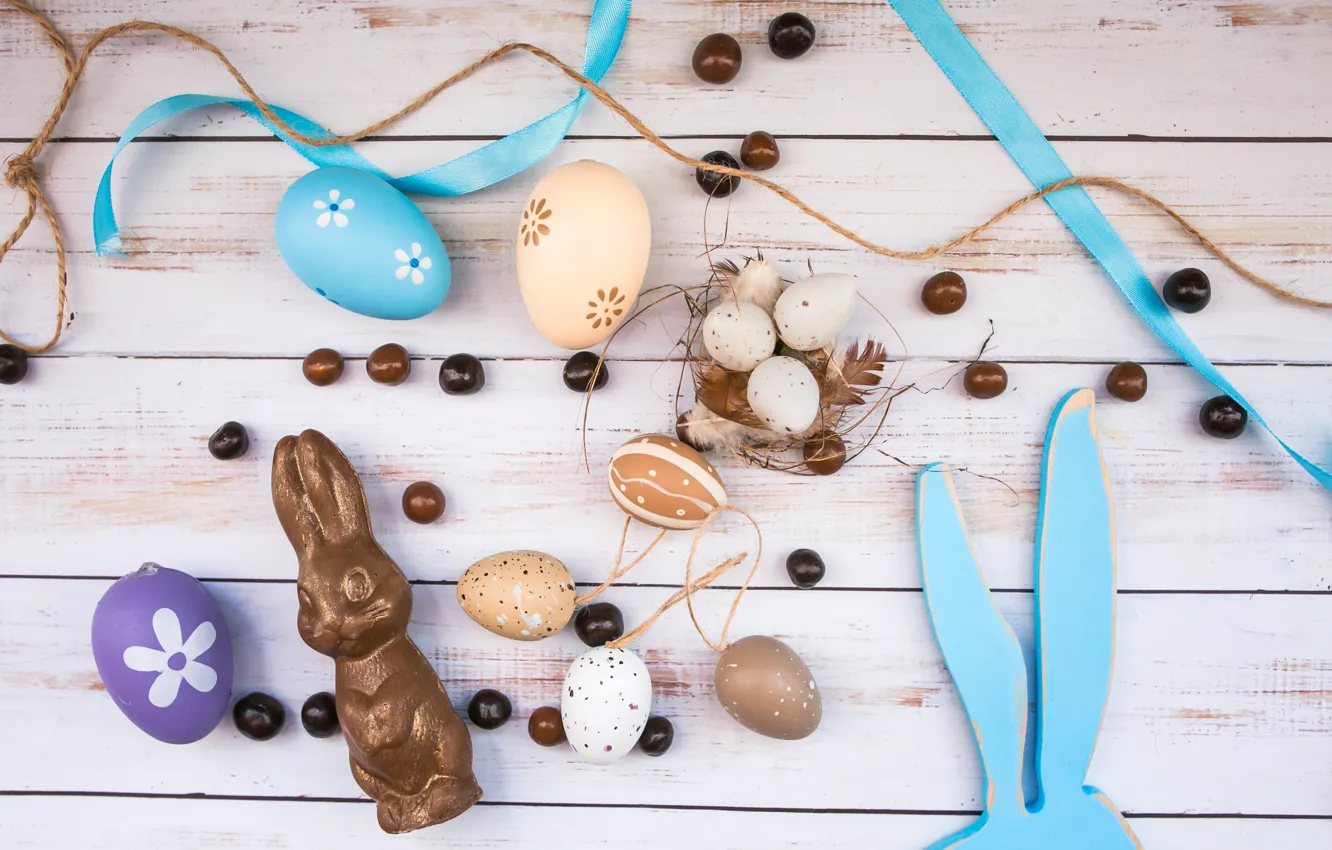 Фото обои шоколад, яйца, перья, пасха, гнездо, Ушки, Праздник, деревянный фон