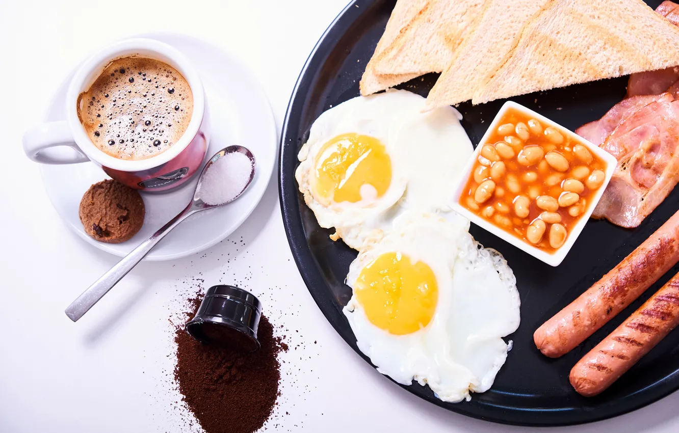Фото обои стол, сосиски, кофе, яйца, завтрак, ложка, чашка, мясо