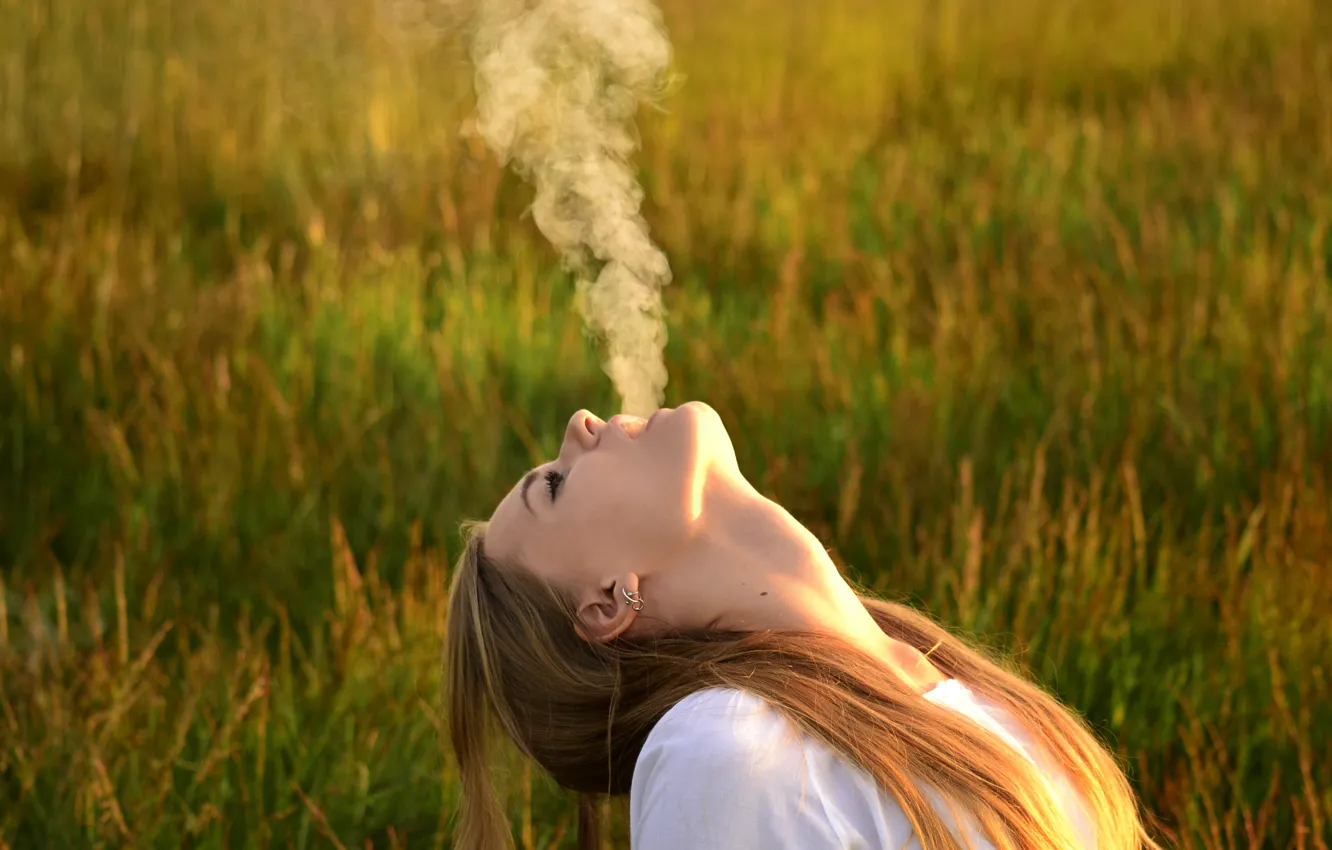 Фото обои поле, трава, девушка, дым, русая, длинные волосы, выдыхает