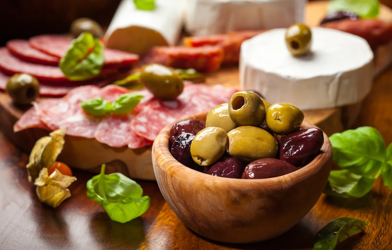 Фото обои листья, еда, сыр, оливки, колбаса, маслины, салями