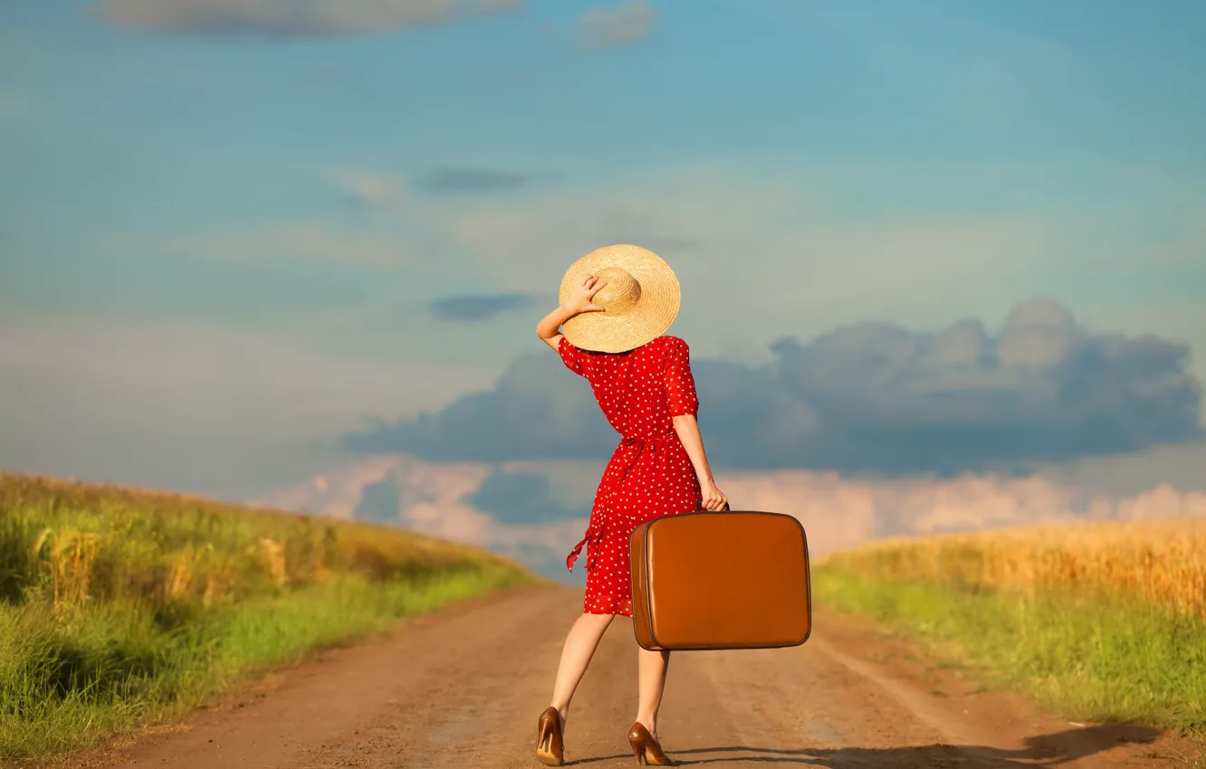 Фото обои дорога, небо, облака, Девушка, платье, чемодан, шляпка