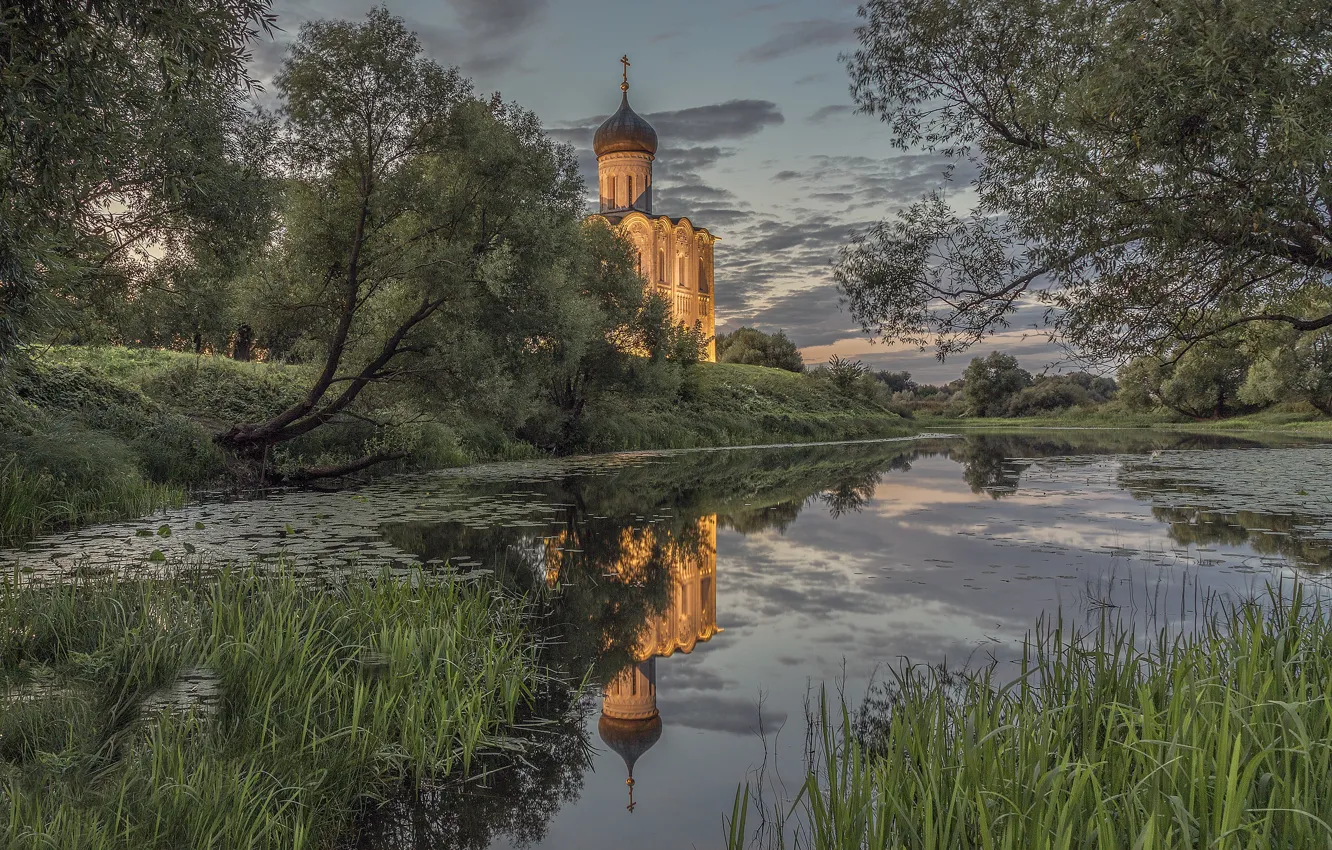Фото обои пейзаж, природа, отражение, река, вечер, подсветка, церковь, берега