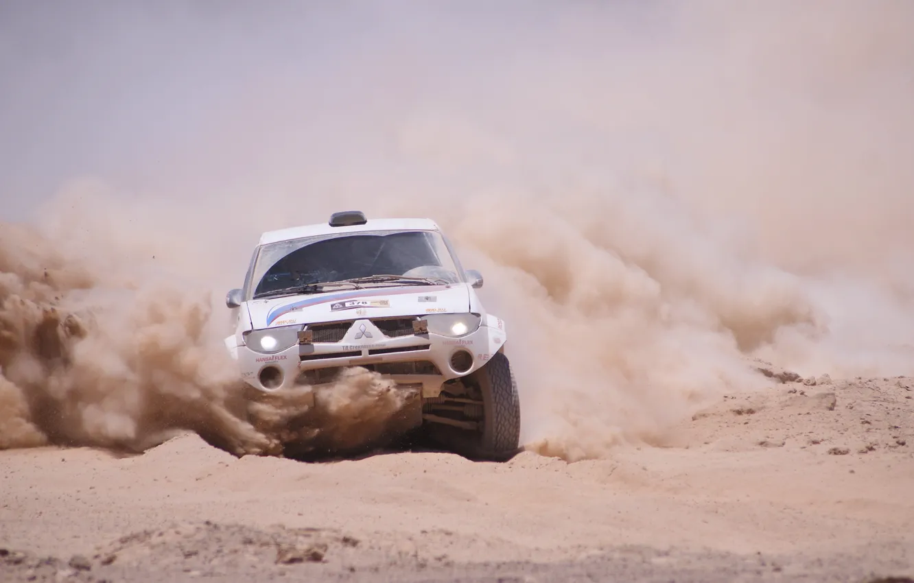 Фото обои Песок, Пыль, Машина, Занос, Mitsubishi, Rally, Dakar, Внедорожник