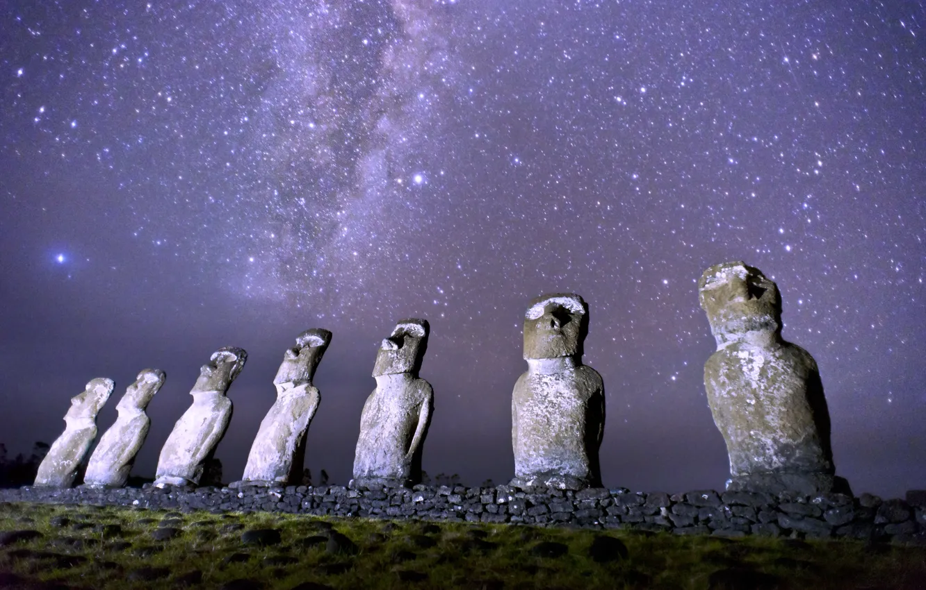 Фото обои звезды, ночь, млечный путь, Магелановы облака, Осторв Пасхи, Рапа-Нуи, статуи Моаи, The Ancients