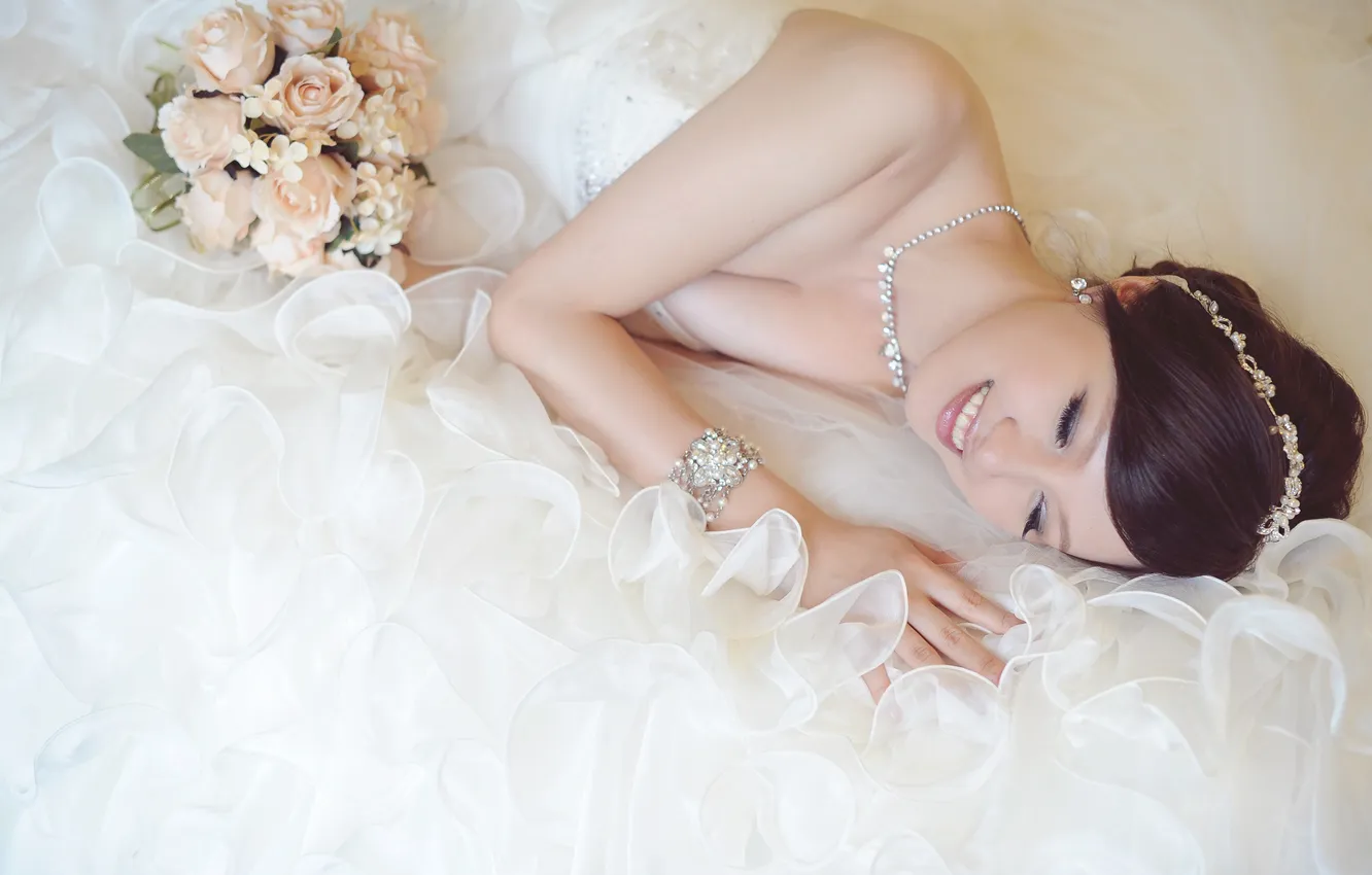 Фото обои девушка, улыбка, букет, платье, азиатка, невеста