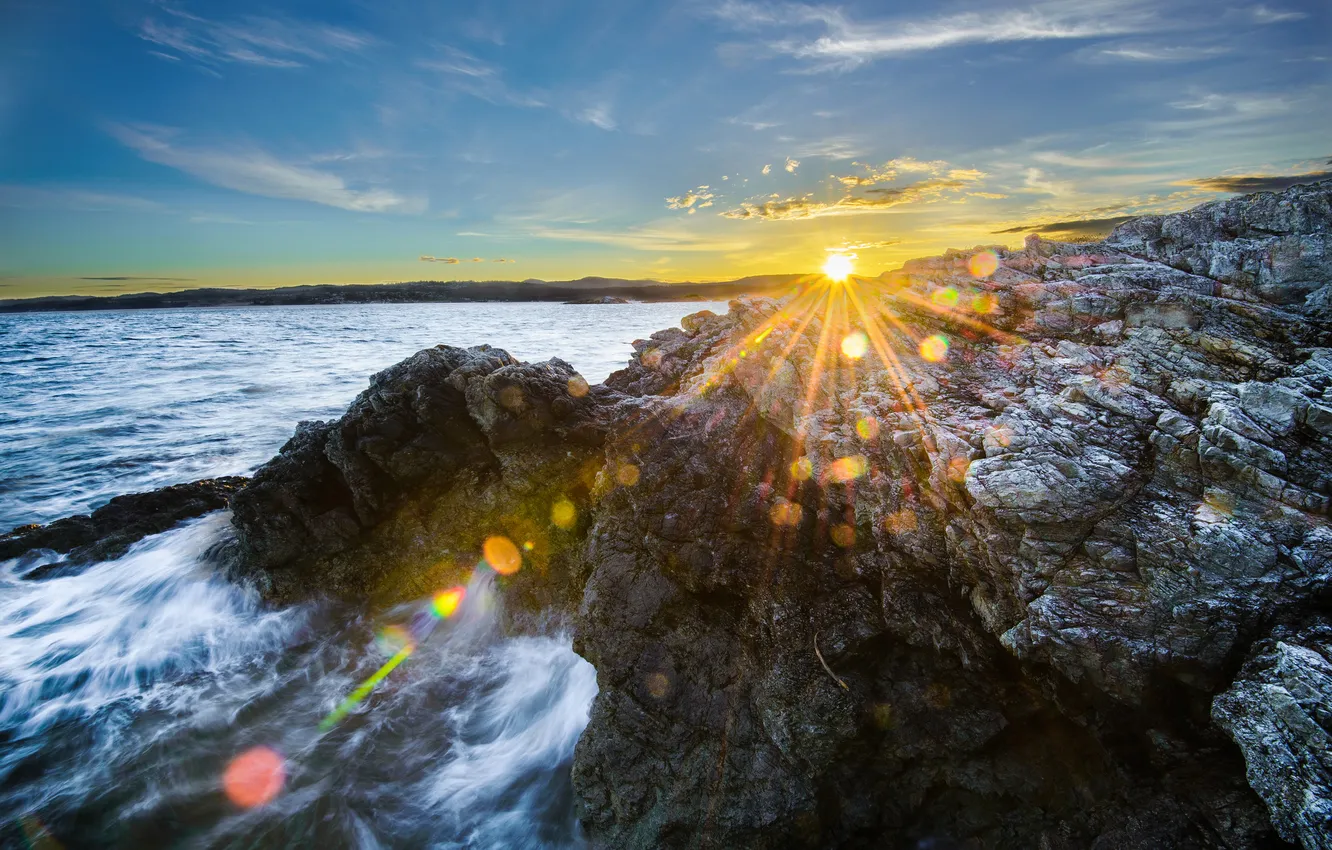 Фото обои море, солнце, лучи, блики, камни, берег