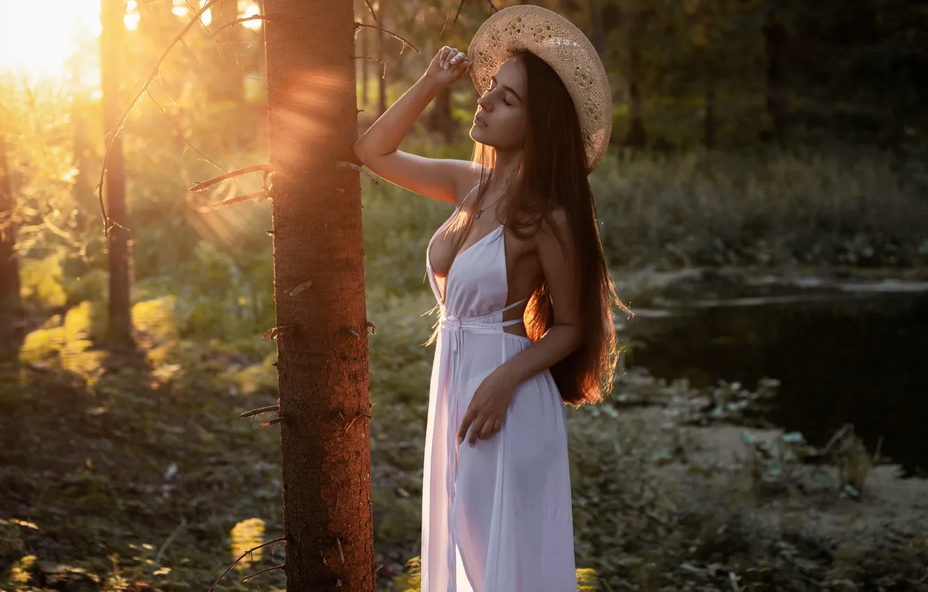 Фото обои лес, девушка, солнце, поза, река, волосы, шляпа, фигура