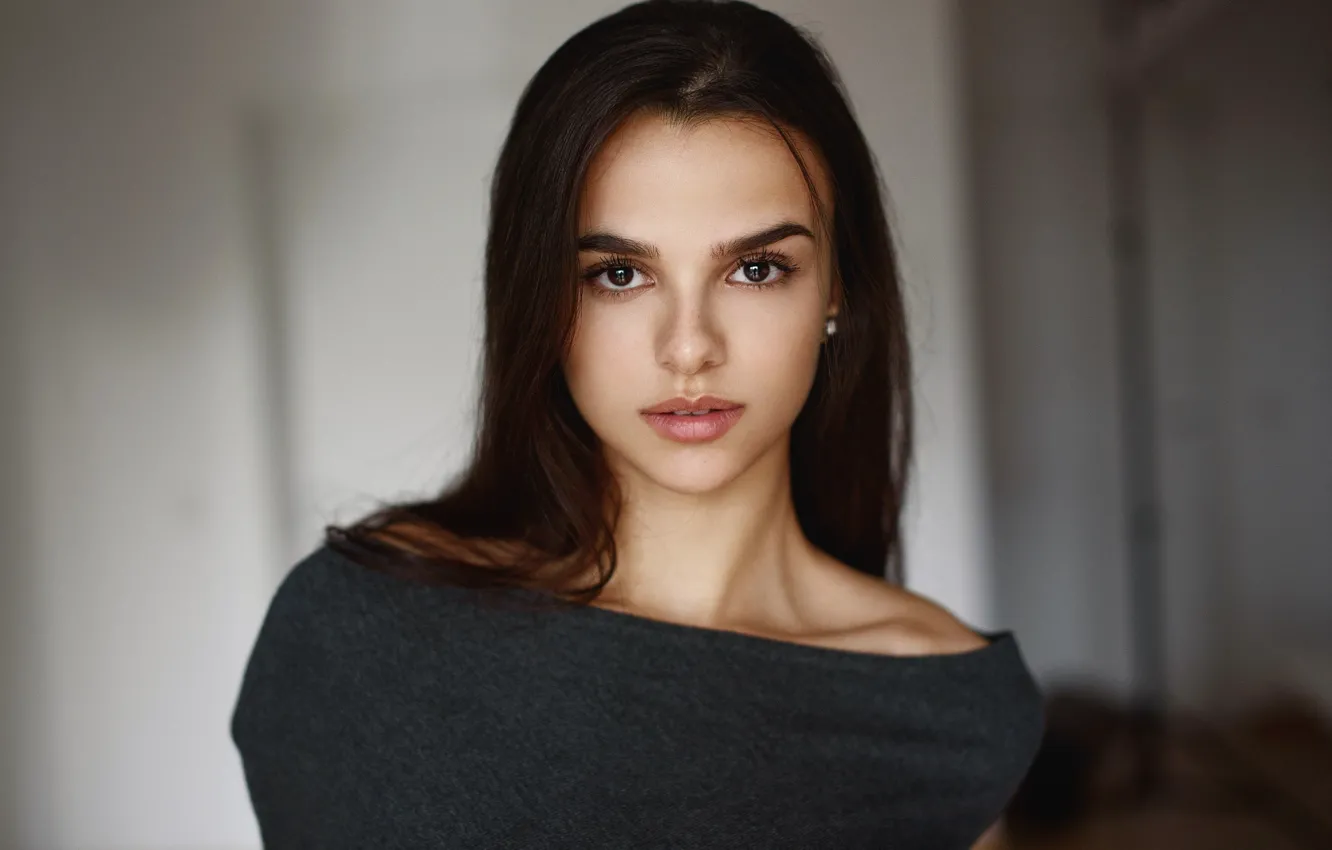 Фото обои фон, портрет, макияж, платье, брюнетка, прическа, красотка, боке
