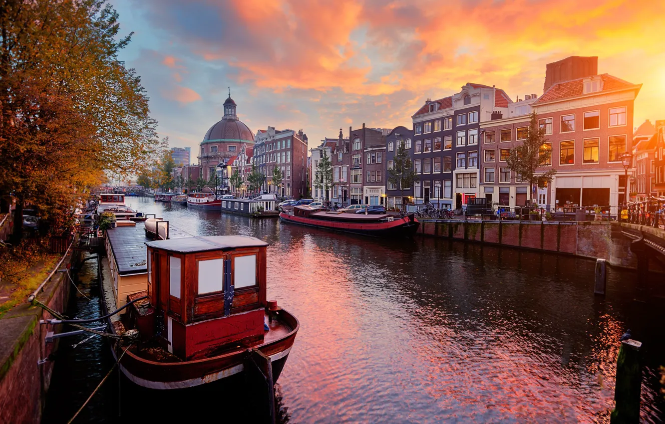 Фото обои осень, закат, город, здания, дома, лодки, Амстердам, церковь