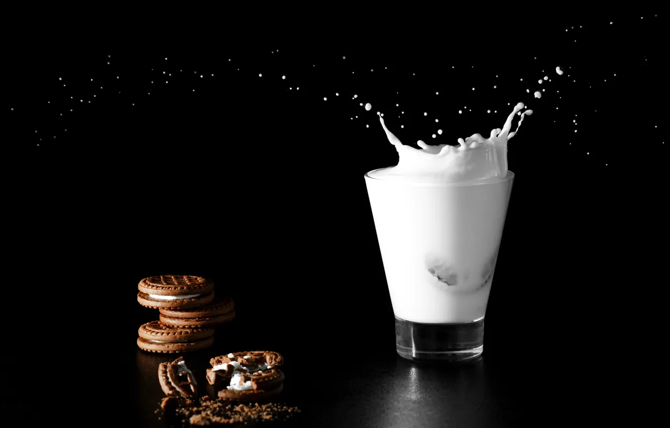 Фото обои стакан, фон, черный, всплеск, молоко, печенье