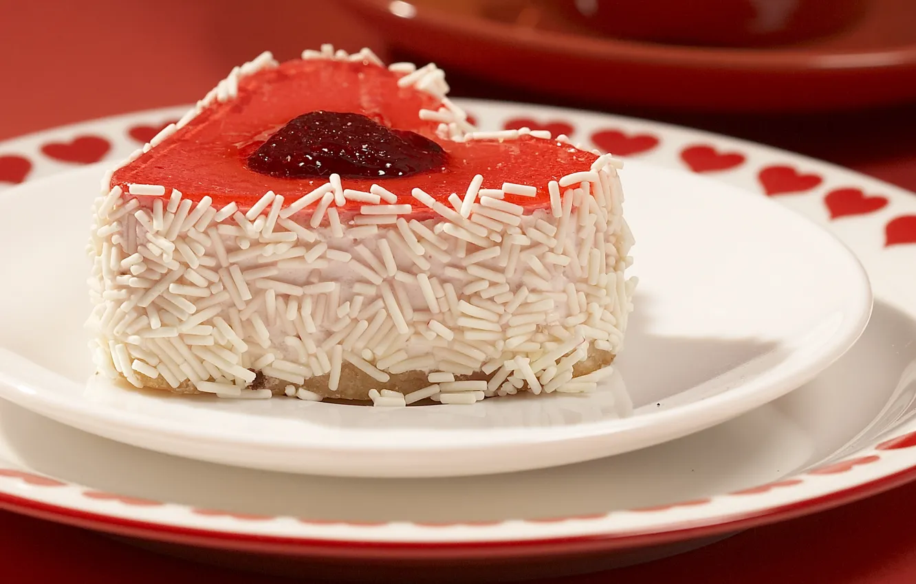Фото обои красное, еда, сердечки, тарелки, пирожное, красный фон, крем, тортик