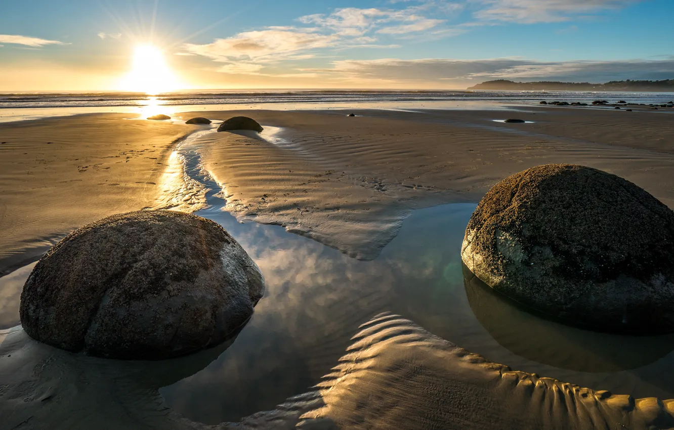 Фото обои песок, море, солнце, лучи, свет, камни, берег, утро