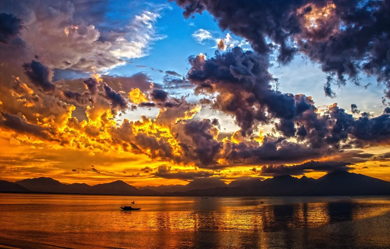 Фото обои море, облака, горы, красота, лодки, sea, sunset, mountains