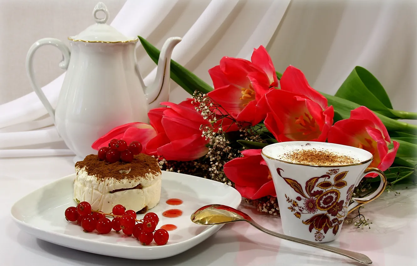 Фото обои цветы, flowers, red, торт, cake, cappuccino, капучино, тюльпан, ягода, красный, cup, кофе, tulip, coffee, красные …