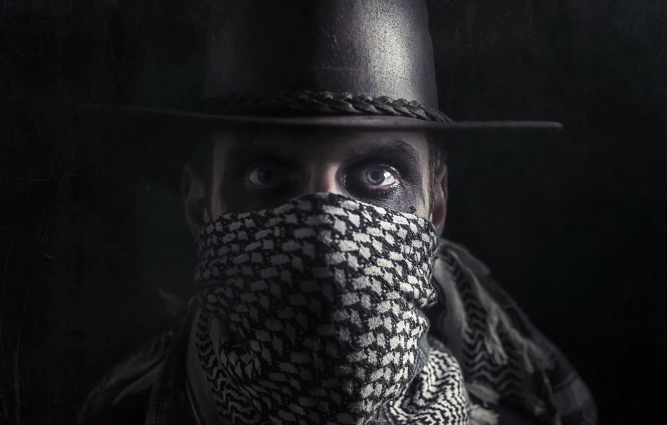 Фото обои взгляд, человек, портрет, шляпа, маска, бандит