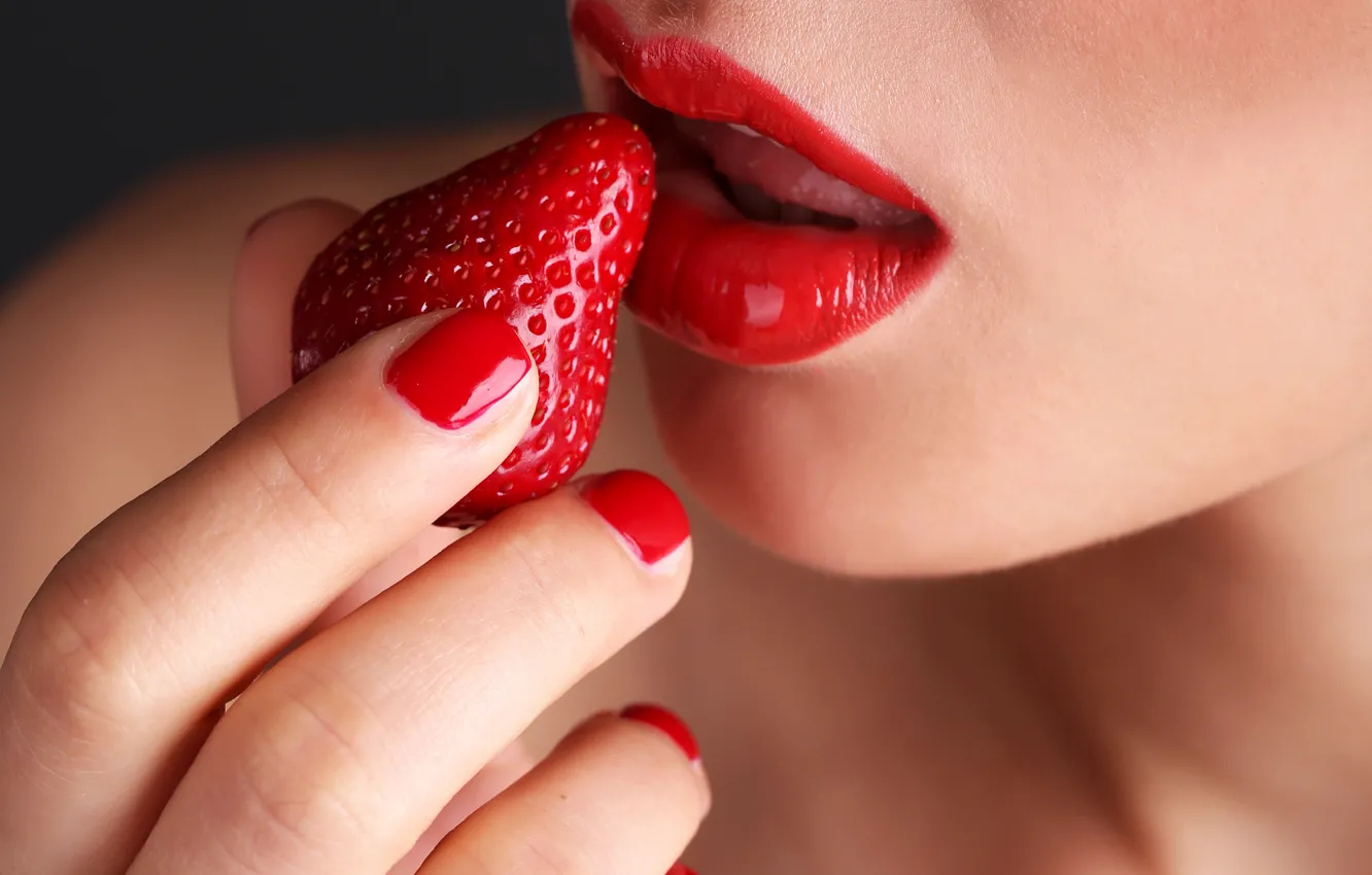 Фото обои девушка, клубника, ягода, губы