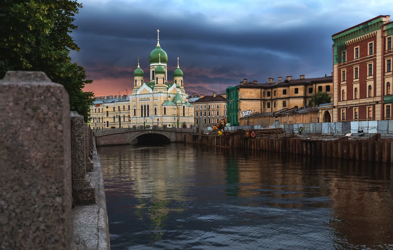 Фото обои тучи, мост, город, здания, дома, Питер, Санкт-Петербург, храм