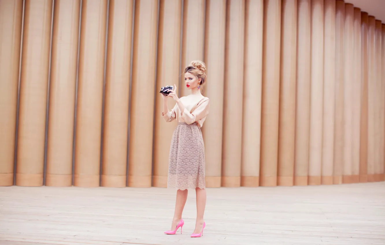Фото обои девушка, юбка, камера, фотоаппарат, блондинка, туфли, розовые, фотографирует