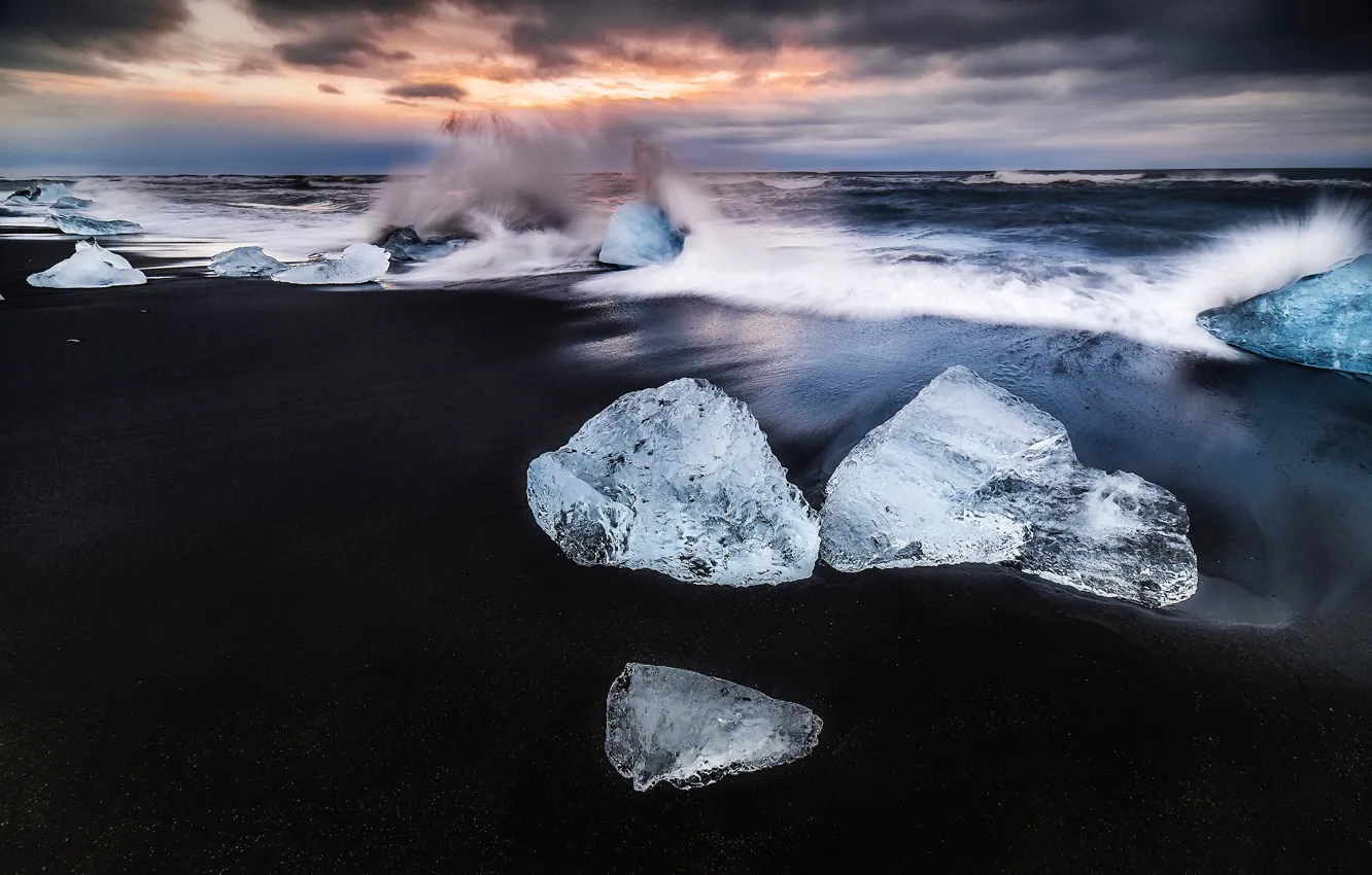 Фото обои волны, пляж, лёд, всплеск, утро, Исландия, ледниковая лагуна Йёкюльсаурлоун