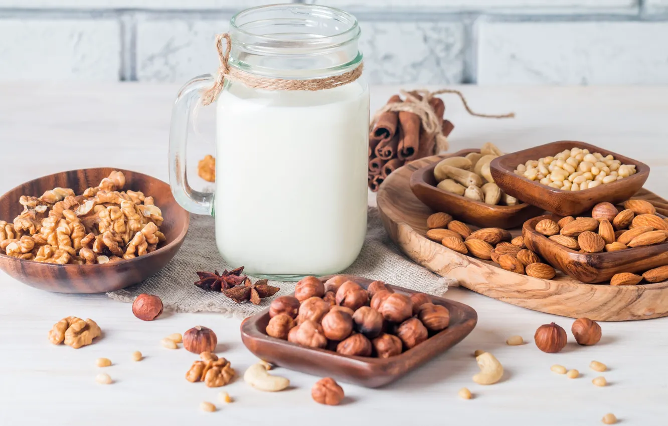 Фото обои молоко, орехи, корица, миндаль, фундук, грецкий орех, кешью, кедровые орехи