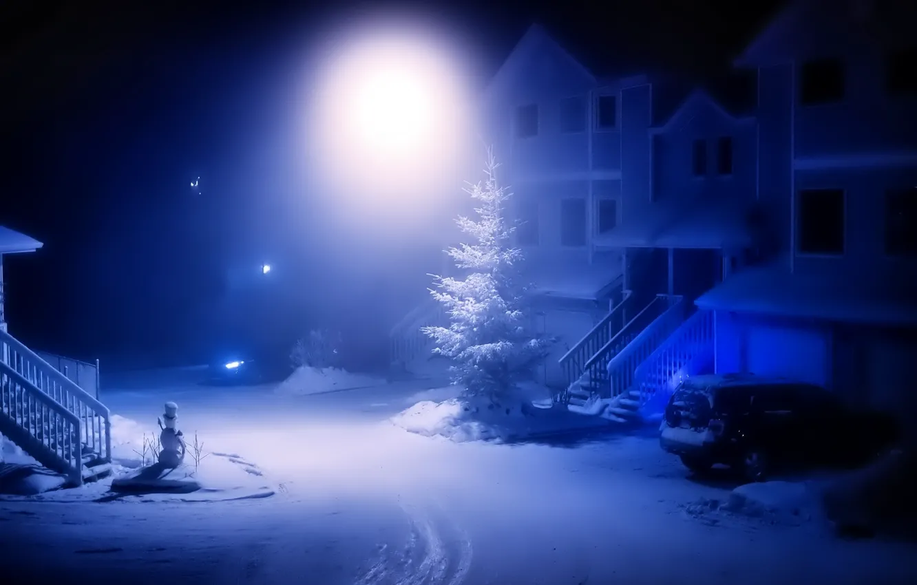 Фото обои машина, свет, снег, дерево, Зима, двор, фонарь, снеговик