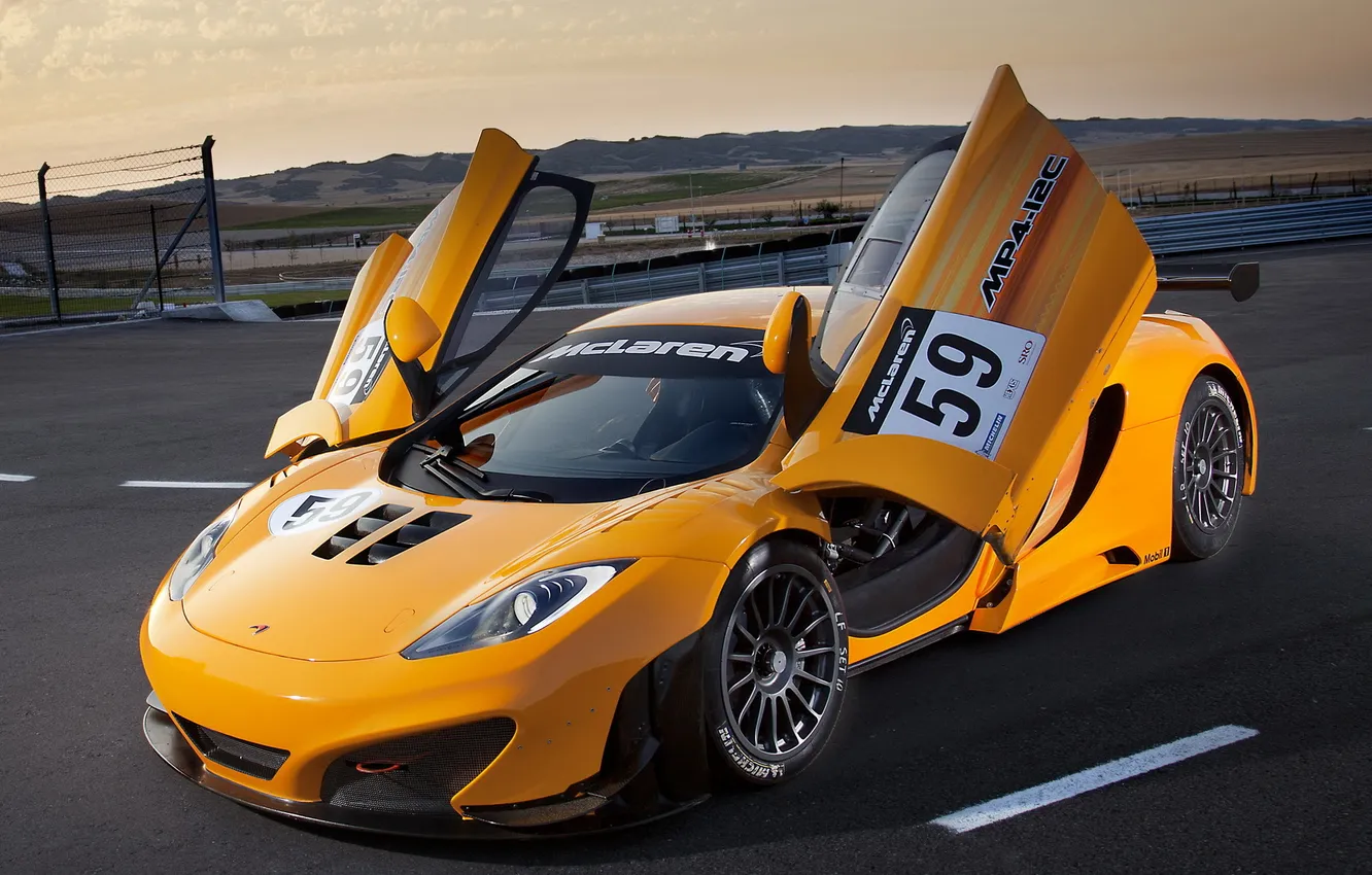 Фото обои жёлтый, McLaren, yellow, GT3, MP4-12C, открытые двери, макларен, двери-бабочка
