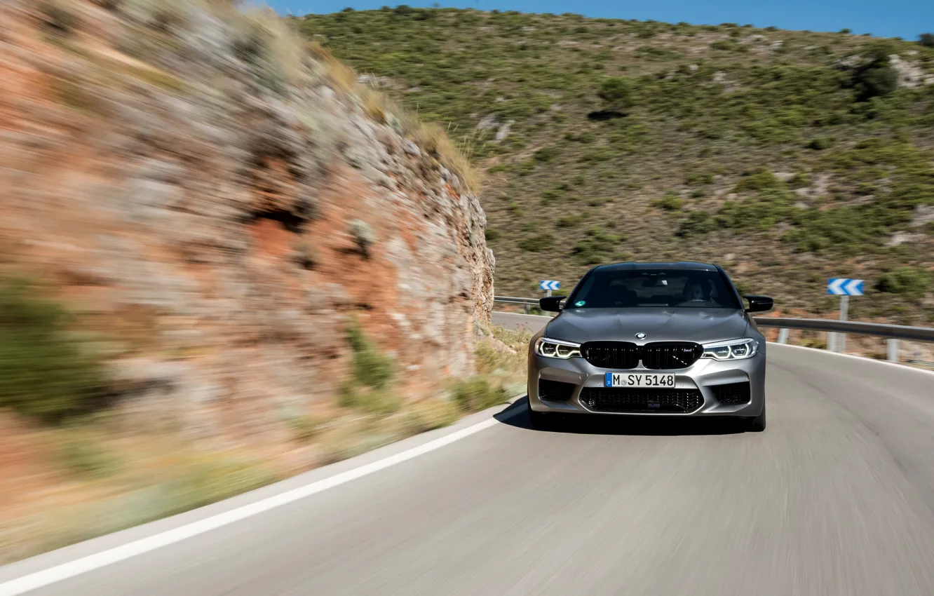 Фото обои серый, движение, BMW, склон, седан, горная дорога, 4x4, 2018