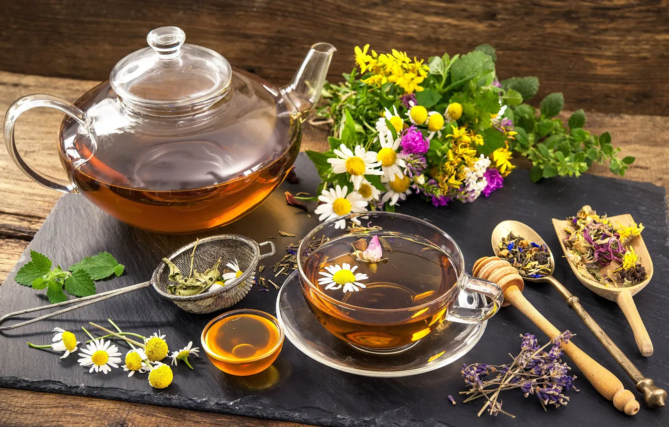 Фото обои чай, ромашка, чайник, мед, травы