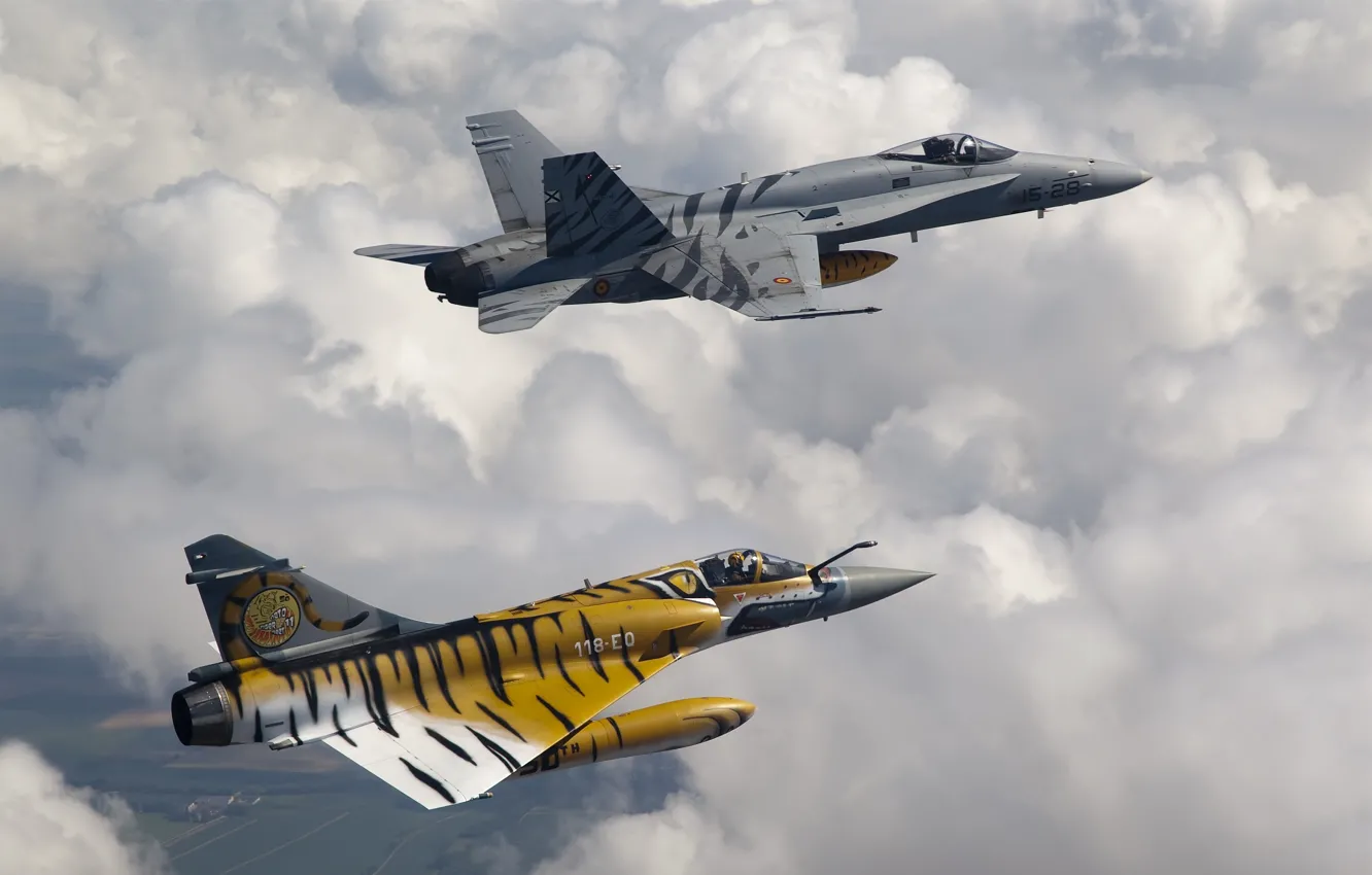 Фото обои Небо, Облака, Полет, Истребитель, Высота, 2000, F/A-18, Многоцелевой