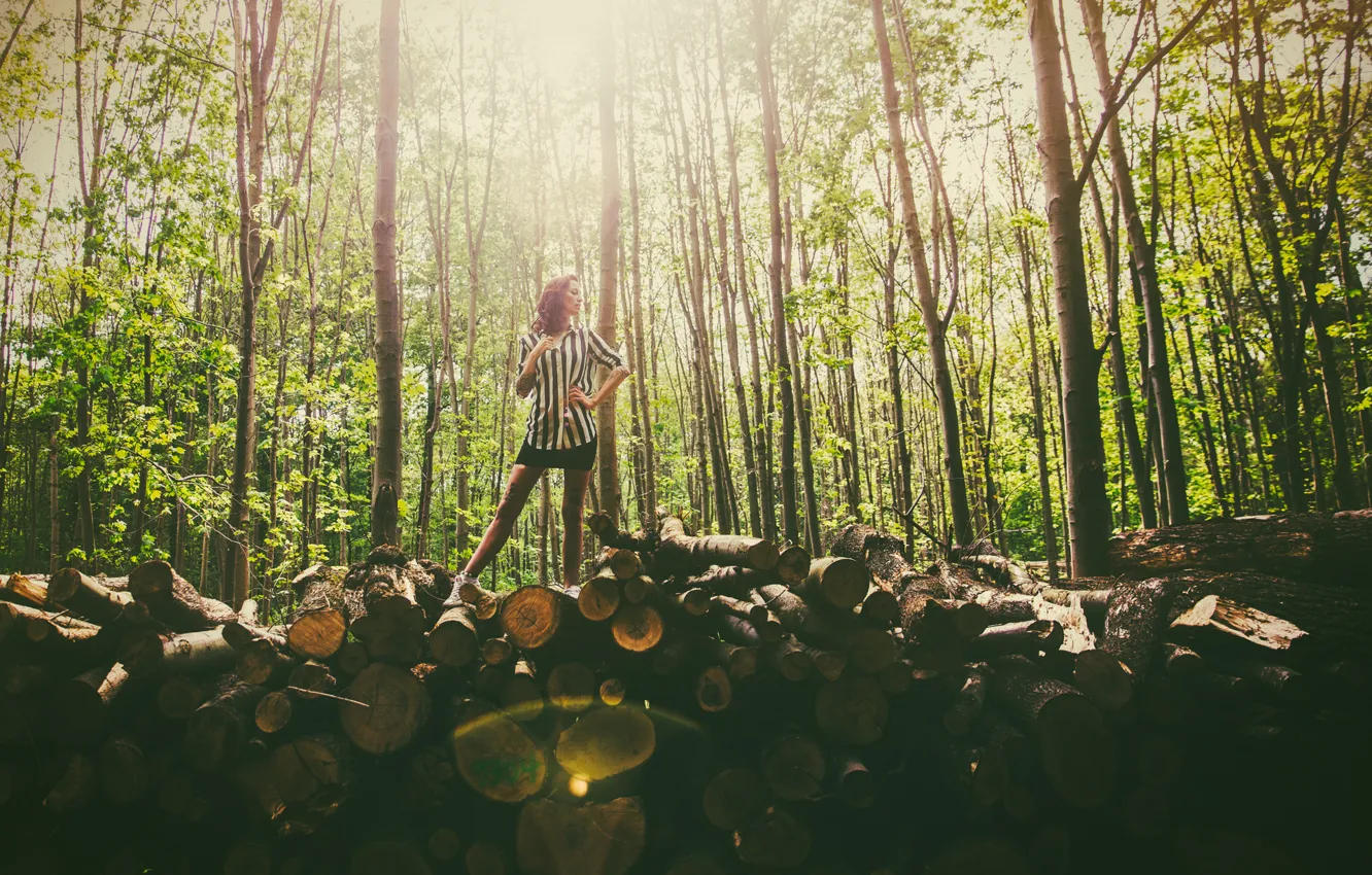 Фото обои girl, forest, trees, nature, woman, model, sun, tattoo