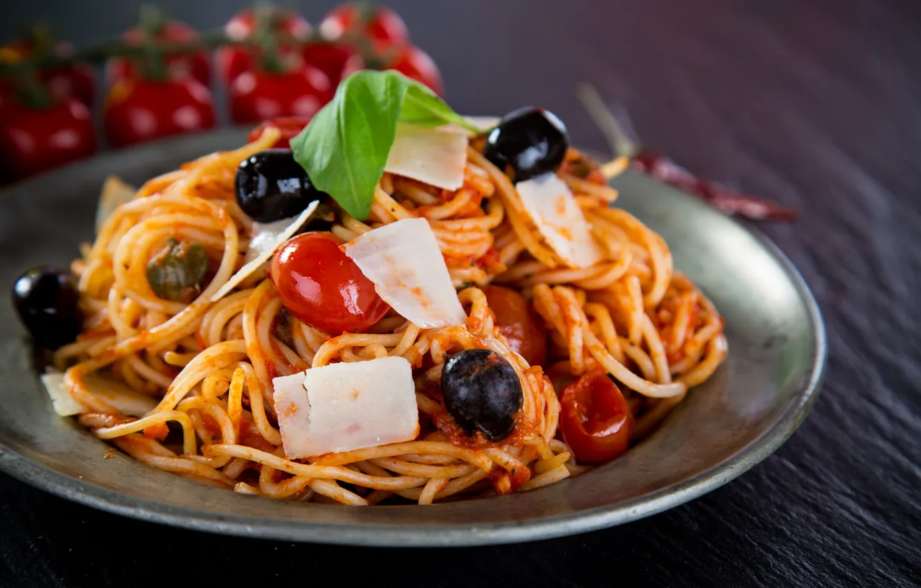 Фото обои помидор, спагетти, соус, маслины, пармезан, паста