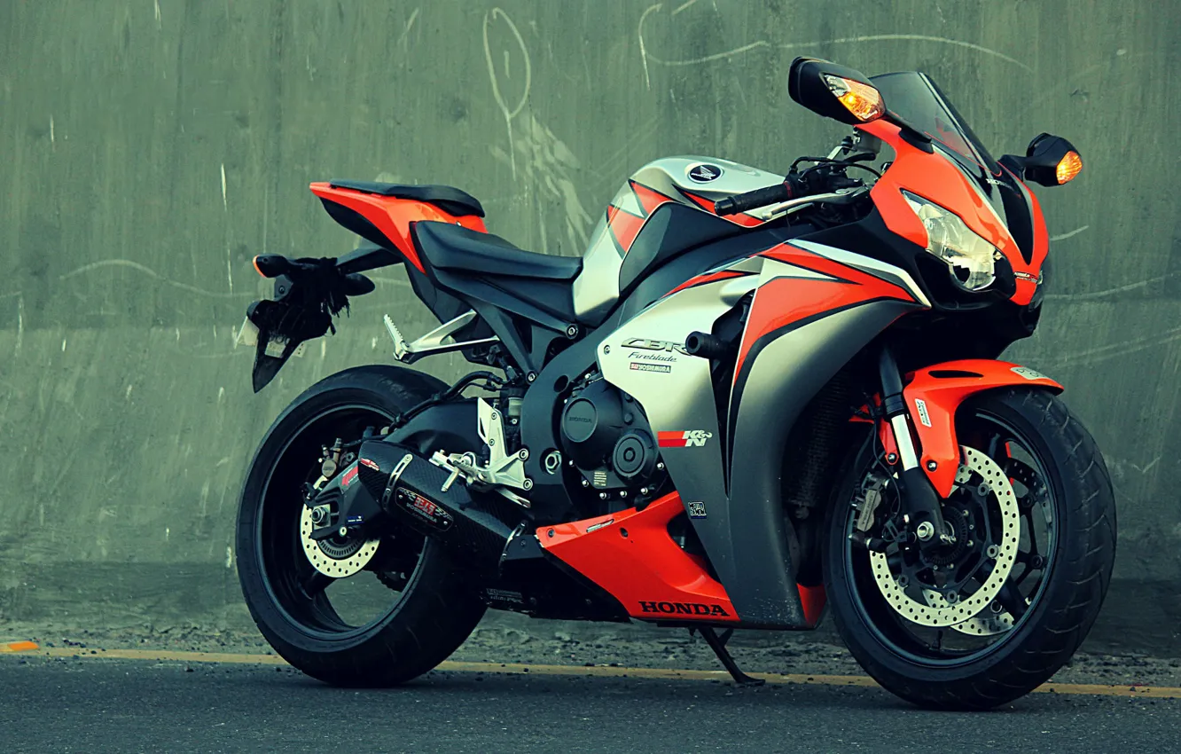Фото обои оранжевый, стена, мотоцикл, honda, bike, хонда, orange, cbr1000fireblade