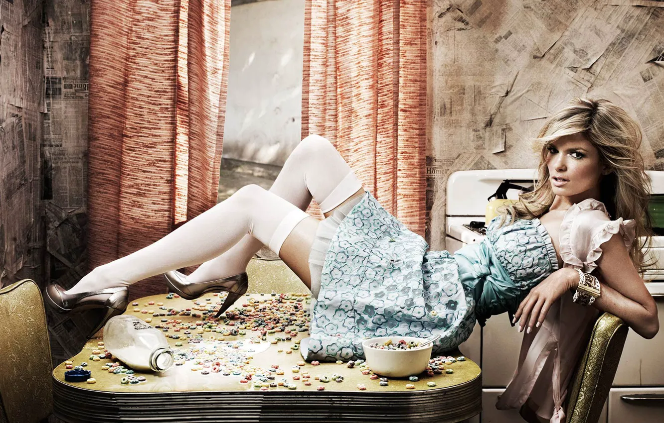 Фото обои девушка, стол, модель, чулки, платье, газеты, лежит, marisa miller