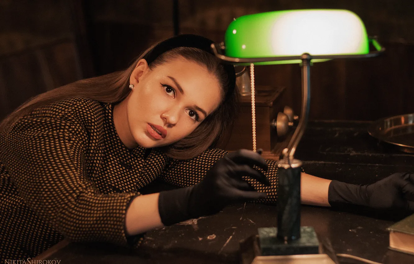 Фото обои взгляд, девушка, лицо, лампа, руки, перчатки, Никита Широков